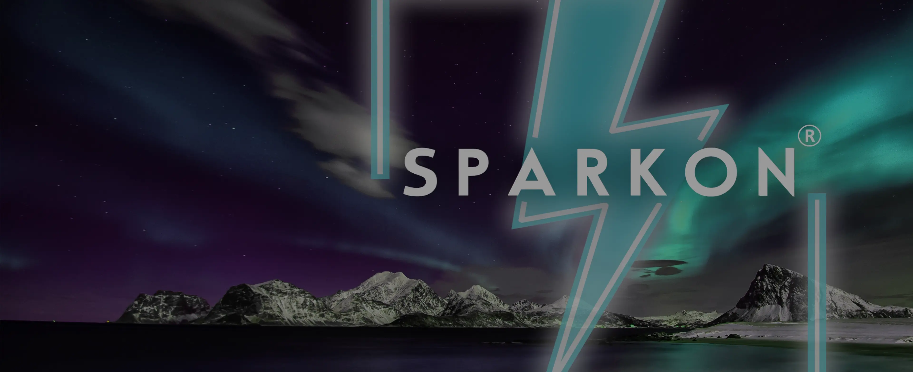 Logo da Sparkon em primeiro plano, atrás um lago, montanhas e um aurora boreal azul